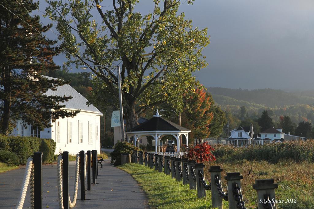 Auberge De La Rive De Charlevoix - Auberge De Jeunesse Familiale Pour Voyageurs De Tous Ages Saint-Joseph-de-la-Rive Esterno foto