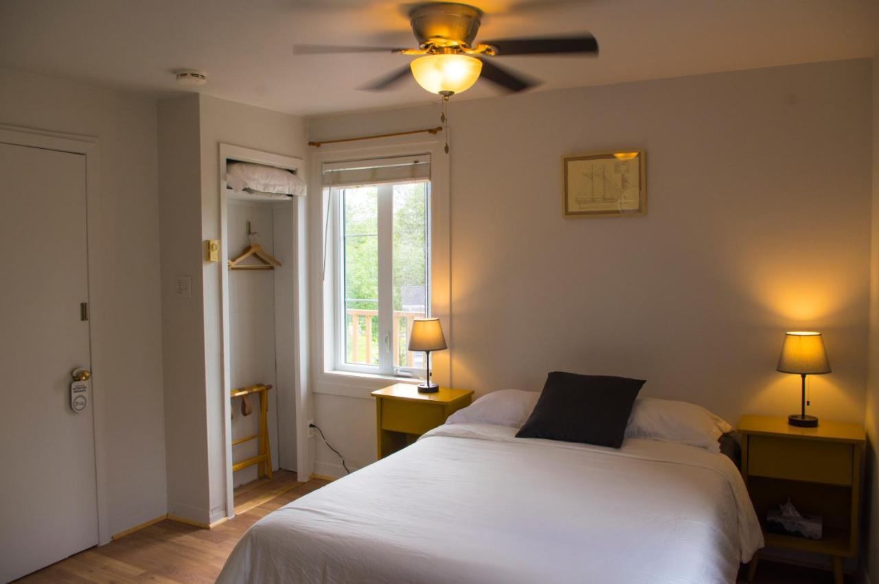 Auberge De La Rive De Charlevoix - Auberge De Jeunesse Familiale Pour Voyageurs De Tous Ages Saint-Joseph-de-la-Rive Esterno foto