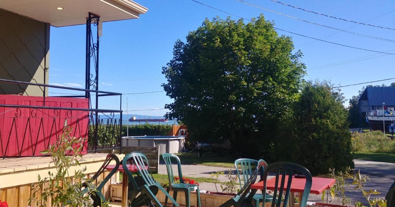 Auberge De La Rive De Charlevoix - Auberge De Jeunesse Familiale Pour Voyageurs De Tous Ages Saint-Joseph-de-la-Rive Esterno foto